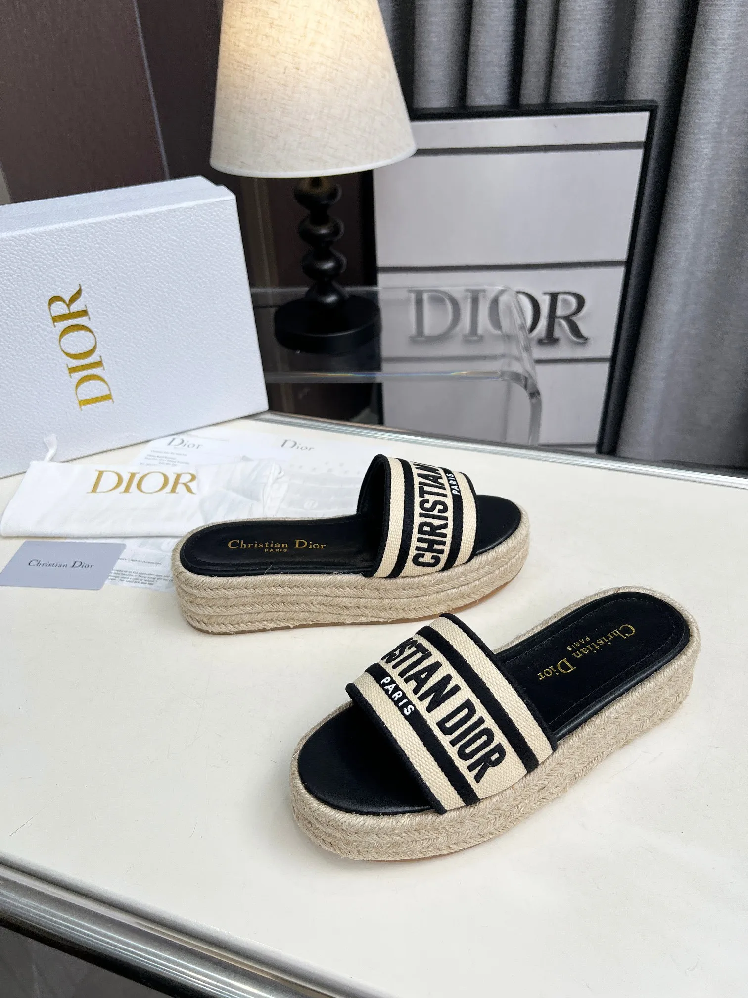 👟👟Ex-factory price 420👟👟 Dior's new spring and summer IVIETA DWAY jelly-colored flat-soled one-slip women's shoes with CD letter logo three-dimensional embroidery thick-soled round-toe open-toe slippers. The original version is developed to be the top version on the market. It feels soft and delicate on the feet and is extremely comfortable. Material: Upper imported raffia electric embroidery high-temperature water-soluble cotton technical fabric + water-dyed cowhide foot pad lining + original consistent combination outsole Outsole: original outsole Size: 35-42 (40.41.42 custom-made, non-refundable and non-exchangeable)